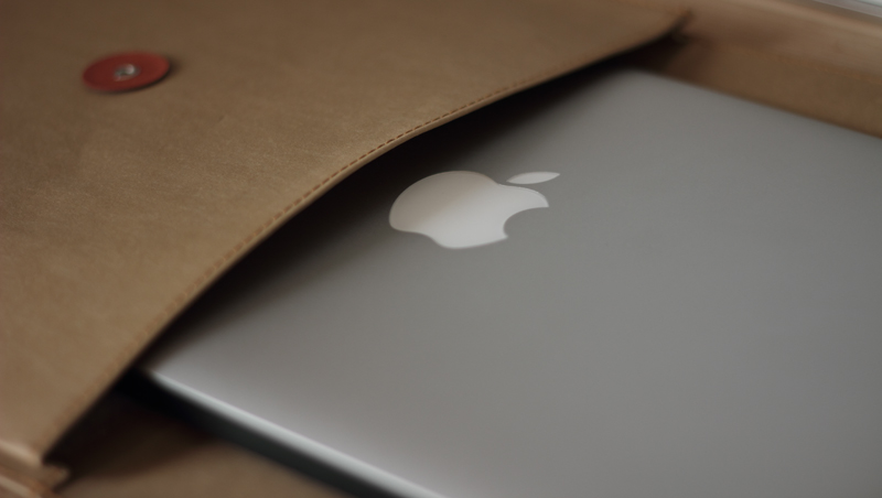 ジーンズのラベル素材で作った丸留め付き封筒に入れたMacBook Air 11インチ