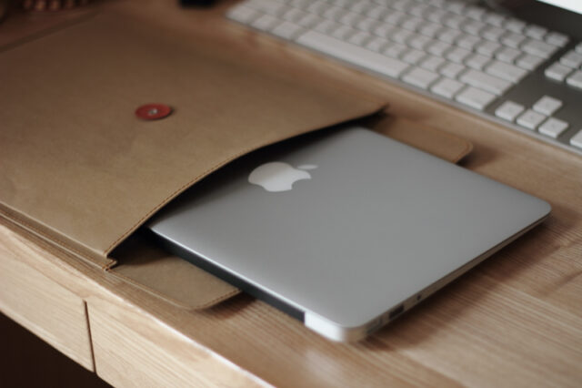 ジーンズのラベル素材で作った丸留め付き封筒とMacBook Air 11インチの幅比較