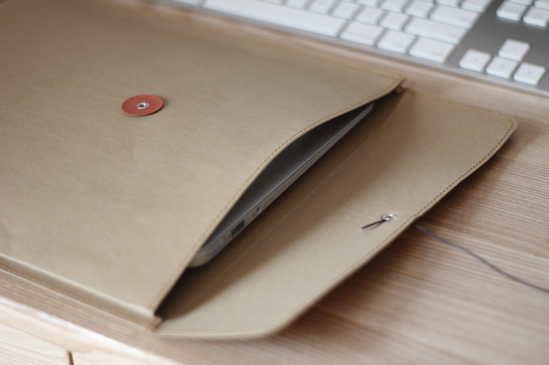 ジーンズのラベル素材で作った丸留め付き封筒とMacBook Air 11inc