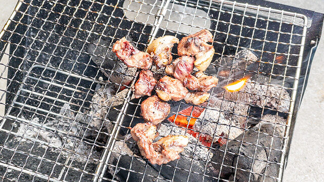 炭火で焼いた猪肉