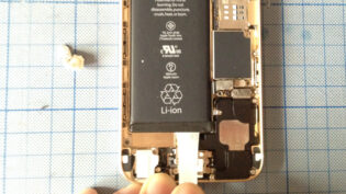 バッテリー固定テープを外されているiPhone 6