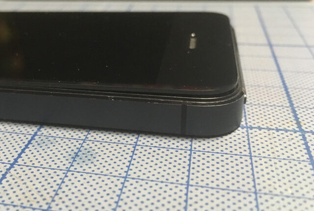 バッテリーの膨張によって上部が開いてしまったiPhone 5