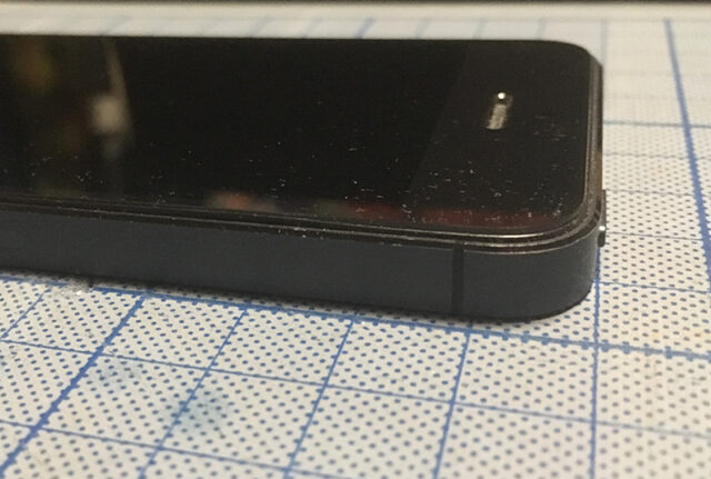 バッテリーを交換して見た目はほぼ元どおりになったiPhone 5